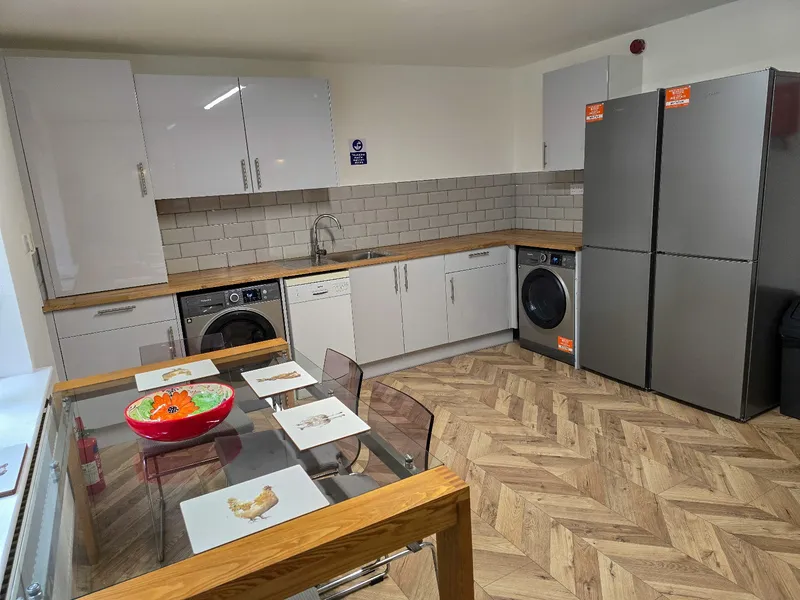 6 Bedroom Student House- 15 Denison Court NG7 3PH - Image 1